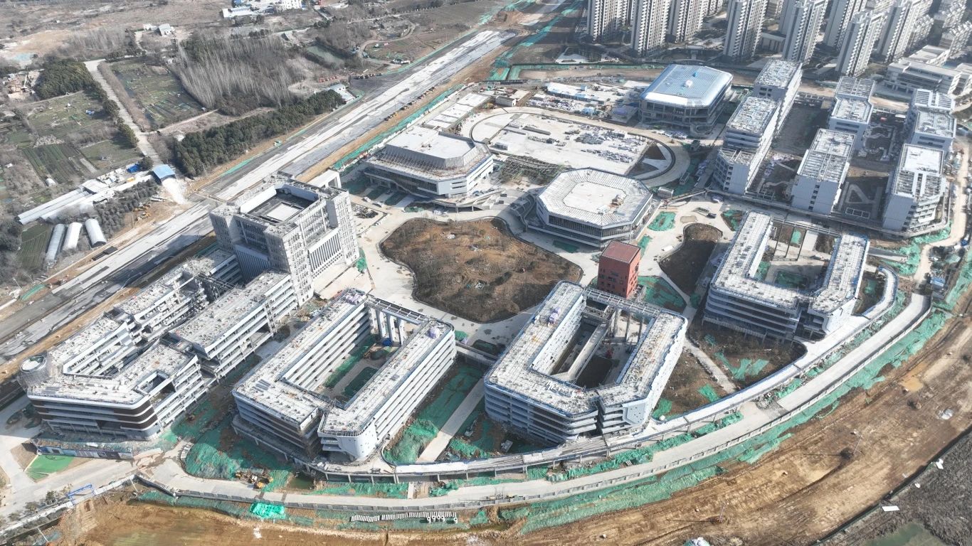 為確保合肥一中淝河校區(qū)項(xiàng)目2024年竣工交付節(jié)點(diǎn)如期完成，迅速掀起春節(jié)后復(fù)工即大干勞動(dòng)熱潮，形成一股緊張快干、提速爭先的濃厚氛圍，2月16日，合肥一中淝河校區(qū)項(xiàng)目召開節(jié)后復(fù)工動(dòng)員大會(huì)。會(huì)上，各部門負(fù)責(zé)人報(bào)告了2023年度收尾工作情況及今年的工作任務(wù)，以月、周為時(shí)間軸線，明確各目標(biāo)節(jié)點(diǎn)，并以圖表的形式對(duì)各勞務(wù)班組負(fù)責(zé)人進(jìn)行全面交底，落實(shí)工作目標(biāo)責(zé)任制，做到責(zé)任到人，切實(shí)做到工作目標(biāo)化，目標(biāo)階段化，階段具體化，具體責(zé)任化。 (2)_副本.jpg