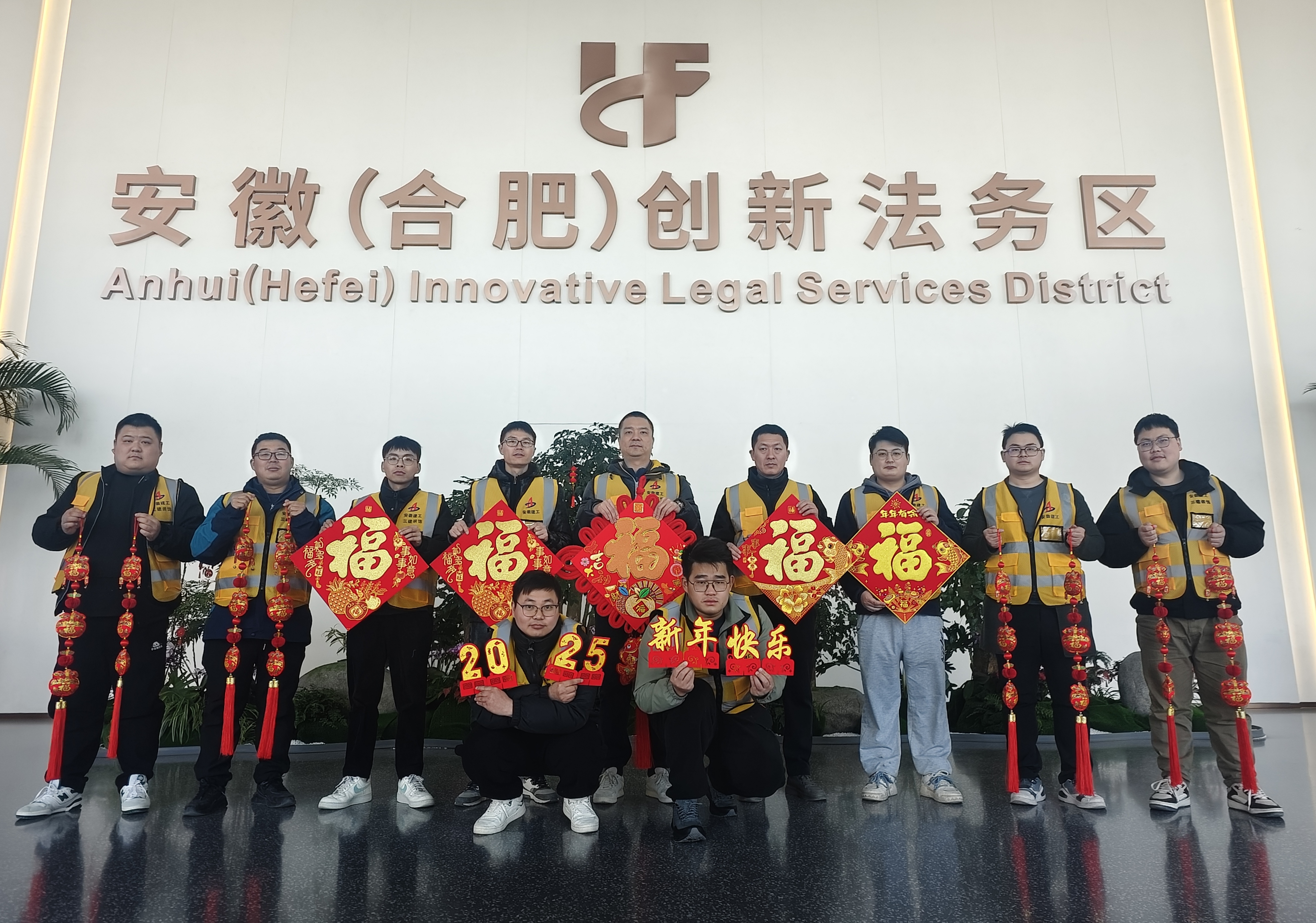 安徽(合肥)創(chuàng)新法務(wù)區(qū)項(xiàng)目位于龍川路和廬州大道西南角,總建筑面積約9萬平方米,建筑高度213.2米,共45層。項(xiàng)目主要是針對(duì)原綠地中央廣場(chǎng)D棟寫字樓進(jìn)行改造,包括墻體拆改加固及部分?jǐn)U建、安裝及裝飾裝修。建設(shè)安徽(合肥)創(chuàng)新法務(wù)區(qū),是踐行習(xí)近平法治思想的有力舉措,是服務(wù)安徽高質(zhì)量發(fā)展的重要支撐,是安徽省重點(diǎn)工程和建設(shè)法治安徽的重大工程,是更好服務(wù)打造“三地一區(qū)”、建設(shè)“七個(gè)強(qiáng)省”的重要舉措。.jpg 安徽(合肥)創(chuàng)新法務(wù)區(qū)項(xiàng)目位于龍川路和廬州大道西南角,總建筑面積約9萬平方米,建筑高度213.2米,共45層。項(xiàng)目主要是針對(duì)原綠地中央廣場(chǎng)D棟寫字樓進(jìn)行改造,包括墻體拆改加固及部分?jǐn)U建、安裝及裝飾裝修。建設(shè)安徽(合肥)創(chuàng)新法務(wù)區(qū),是踐行習(xí)近平法治思想的有力舉措,是服務(wù)安徽高質(zhì)量發(fā)展的重要支撐,是安徽省重點(diǎn)工程和建設(shè)法治安徽的重大工程,是更好服務(wù)打造“三地一區(qū)”、建設(shè)“七個(gè)強(qiáng)省”的重要舉措。.jpg